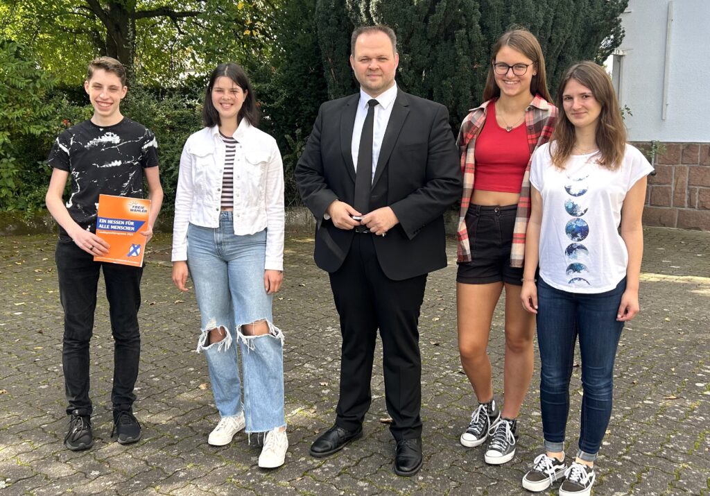 Schüler besuchen den hessischen Spitzenkandidat der FREIE WÄHLER Engin Eroglu, MdEP